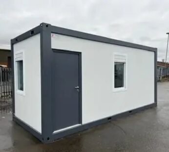 Oficina estándar con baño y dos ventanas